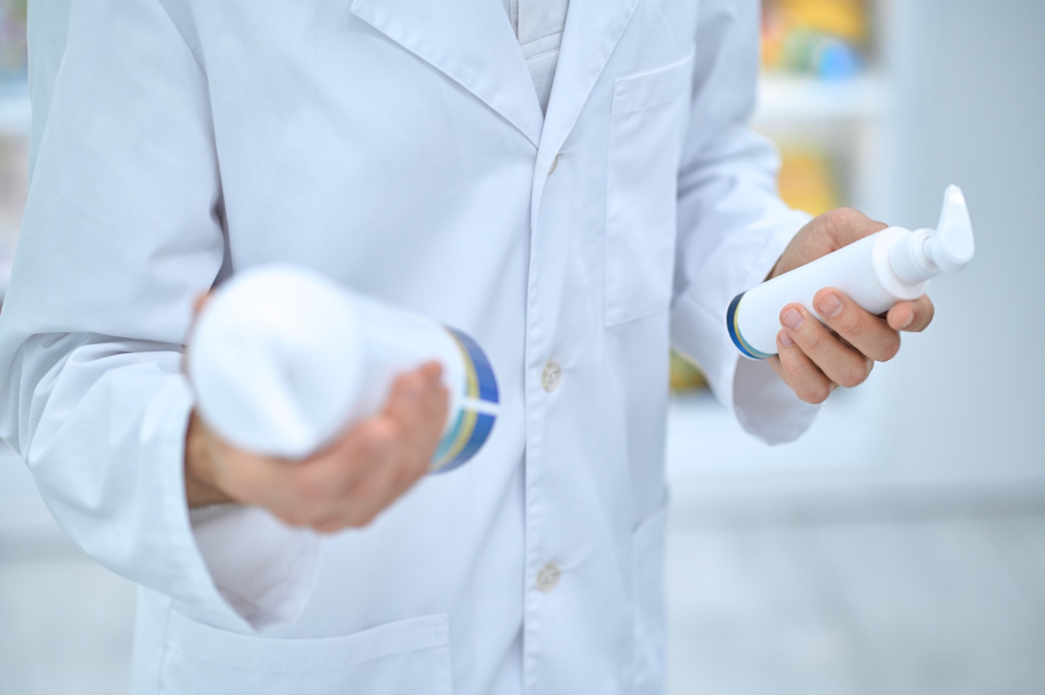 Apteekin työntekijä esittelee kahta erilaista tuotetta.