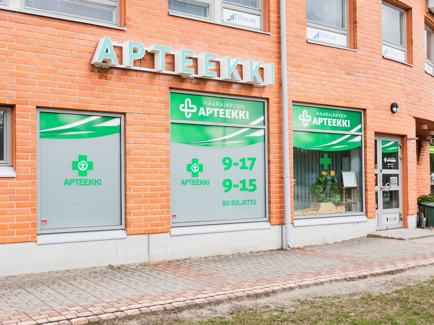 Naarajärven apteekin liiketilat kuvattuna ulkoa.